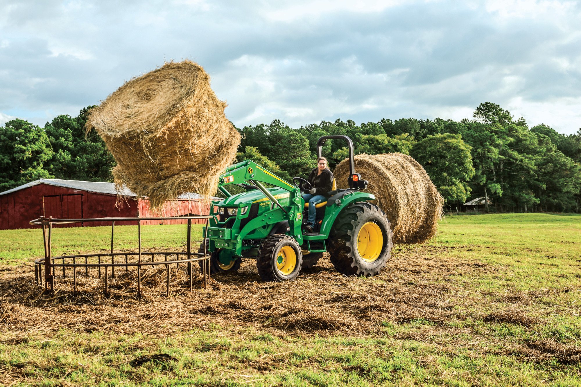 4066M lifting round bales